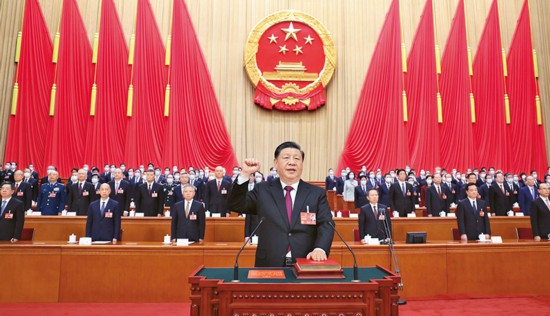 　　2023年3月10日，十四屆全國人大一次會議在北京人民大會堂舉行第三次全體會議。習(xí)近平全票當(dāng)選中華人民共和國主席、中華人民共和國中央軍事委員會主席。這是習(xí)近平進(jìn)行憲法宣誓。 新華社記者 鞠鵬/攝