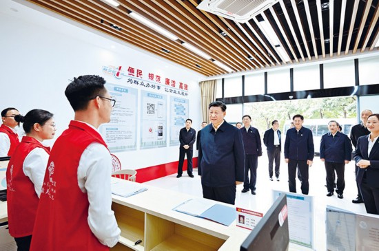 　2023年12月14日至15日，中共中央總書記、國家主席、中央軍委主席習(xí)近平在廣西考察。這是14日上午，習(xí)近平在南寧市良慶區(qū)蟠龍社區(qū)黨群服務(wù)中心考察。 新華社記者 燕雁/攝