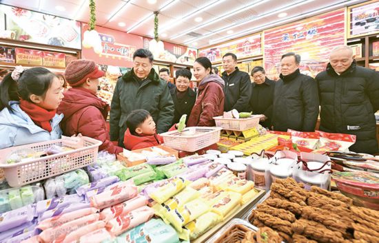 　　2024年2月1日至2日，中共中央總書記、國家主席、中央軍委主席習(xí)近平來到天津，看望慰問基層干部群眾。這是1日下午，習(xí)近平在天津古文化街考察時，走進(jìn)店鋪同現(xiàn)場群眾互動交流。 新華社記者 謝環(huán)馳/攝